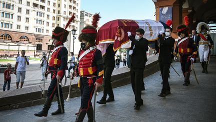 La dépouille du général Gudin a&nbsp;quitté le&nbsp;Musée de la guerre patriotique de 1812, à Moscou. Direction Le Bourget, où elle sera accueillie par la ministère déléguée chargée des Anciens combattants, Geneviève Darrieussecq, ce mardi 13 juillet.&nbsp; (ALEXANDER NEMENOV / AFP)