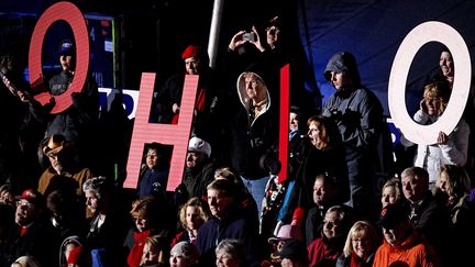 Des militants r&eacute;publicains dans une tribune lors d'un discours de Mitt Romney &agrave; West Chester (Ohio), le 2 novembre 2012. (DAVID GOLDMAN / AP / SIPA)