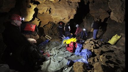 Les opérations de sauvetage pour retrouver Eric Establie dans les Gorges de l'Ardèche. Octobre 2010. (AFP - Philippe Desmazes)