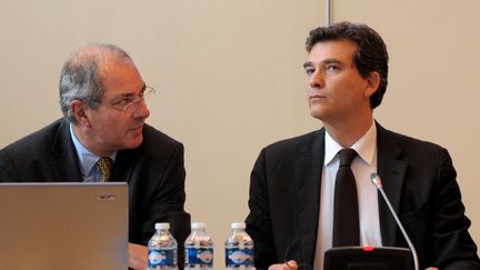 Emmanuel Sartorius (&agrave; g.), expert missionn&eacute; par Arnaud Montebourg (&agrave; dr.) lors de la remise du rapport sur la situation de PSA, mardi 11 septembre 2012, &agrave; Paris. (ERIC PIERMONT / AFP)