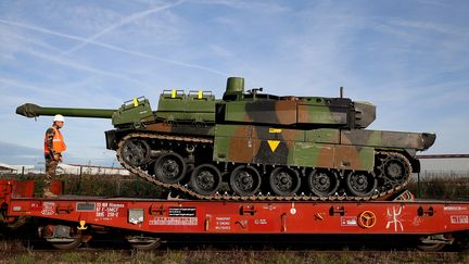 Un char Leclerc est chargé sur un train, le 8 novembre 2022 à la base militaire de Mourmelon-le-Grand (Marne), avant une mission en Roumanie. (FRANCOIS NASCIMBENI / AFP)