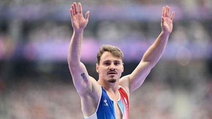 Le sprinteur français Dimitri Jozwicki salue la foule, totalement acquise à sa cause au stade de France, après sa finale du 100 m catégorie T38 lors des Jeux paralympiques de Paris, le 31 août 2024. (MUSTAFA YALCIN / ANADOLU)