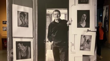 Une photo du peintre espagnol Mariano Otero, lors de l'exposition en son honneur au musée des Beaux-Arts de Vannes (Morbihan), en août 2023 (FRANCE 3 BRETAGNE)