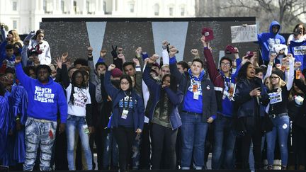 Des lycéens et étudiants rassemblés à la tribune du rassemblement contre les armes à feu organisé samedi 24 mars 2018 à Washington (Etats-Unis). (NICHOLAS KAMM / AFP)