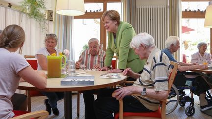 La chancelière allemande Angela Merkel en visite dans une maison de retraite à Paderborn, le 16 juillet 2018 (FRISO GENTSCH / POOL)