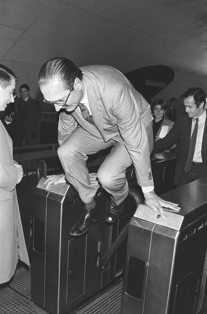 Le 5 décembre 1980, Jacques Chirac, alors maire de Paris, enjambe un portillon du RER. Cette photo sera détournée à de nombreuses reprises, notamment pour illustrer la fraude dans le métro. (JEAN-CLAUDE DELMAS / AFP)