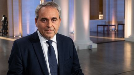 Xavier Bertrand pose avant un débat sur France 3 dans le cadre de la campagne pour les élections régionales dans les Hauts-de-France, à Lille (Nord), le 2 juin 2021. (CELIA CONSOLINI / HANS LUCAS / AFP)