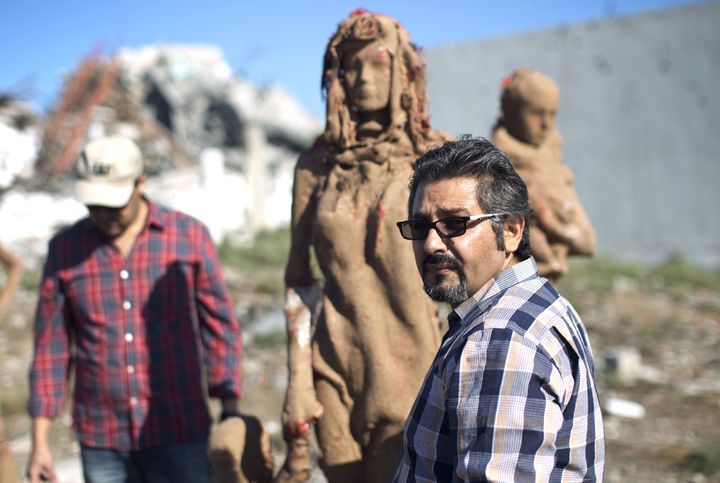 L'artiste palestinien Iyad Sabbah près de ses statues.
 (MAHMUD HAMS / AFP)