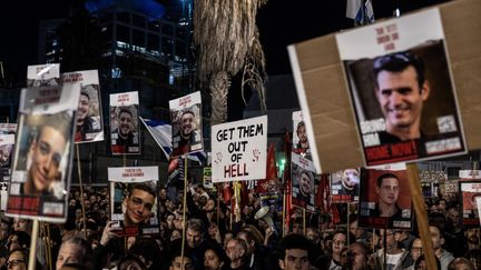 Les familles des otages toujours retenus à Gaza se sont de nouveau rassemblées à Tel-Aviv (Israël), le 6 janvier 2024. (MOSTAFA ALKHAROUF / ANADOLU / AFP)