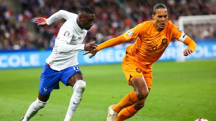 Randal Kolo Muani face à Virgil van Dijk lors du match aller entre la France et les Pays-Bas au stade de France, le 24 mars 2023. (AFP)