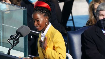 Amanda Gorman lit un poème à l'investiture du président américain Joe Biden, le 20 janvier 2021 (SHUTTERSTOCK/SIPA / SHUTTERSTOCK)