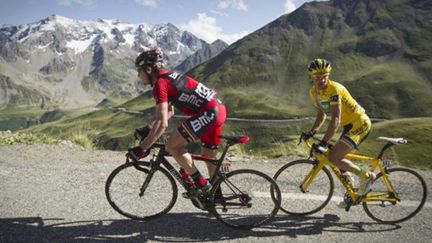 Cadel Evans et Thomas Voeckler dans l'ascension du Galibier (JOEL SAGET / AFP)