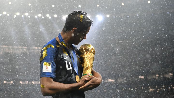 Raphaël Varane célèbre la victoire de l'équipe de France en Coupe du monde, vainqueur de la finale contre la Croatie, à Moscou, le 15 juillet 2018. (FRANCK FIFE / AFP)