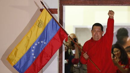 Le pr&eacute;sident v&eacute;n&eacute;zu&eacute;lien Hugo Chavez appara&icirc;t au balcon du Palais &nbsp;de Miraflores, le 7 octobre 2012 &agrave; Caracas.&nbsp; (JORGE SILVA / REUTERS)