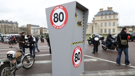 Des motards en colère manifestent contre la limitation à 80km/h, le 3 février 2018 à Paris. (JACQUES DEMARTHON / AFP)