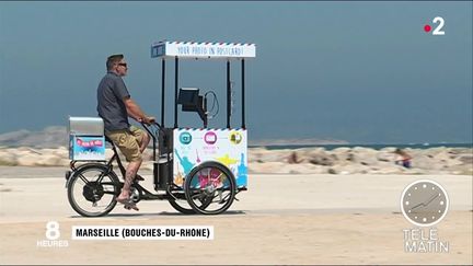 Un entrepreneur a eu l'idée géniale de proposer un souvenir original à bord de son triporteur. Un indice : il vous redonne l'envie d'écrire. (FRANCE 2)