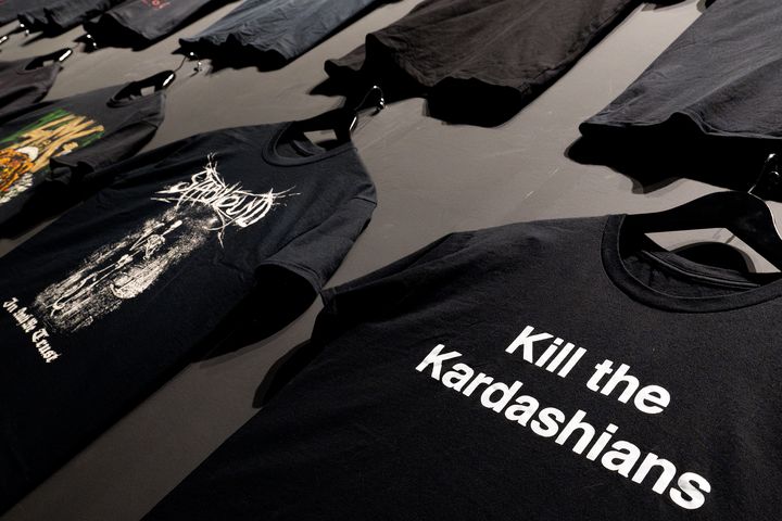 Parmi les dizaines de T-shirts de groupes de metal exposés à la Philharmonie, on remarque en particulier celui porté par le guitariste de Slayer Gary Holt pour se moquer de la famille Kardashian. (JOACHIM BERTRAND / PHILHARMONIE DE PARIS)