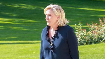 Marine Le Pen, présidente du groupe RN à l'Assemblée nationale, arrive à l'Elysée pour un échange avec Emmanuel Macron, le 26 août 2024, à Paris. (UMIT DONMEZ / ANADOLU / AFP)