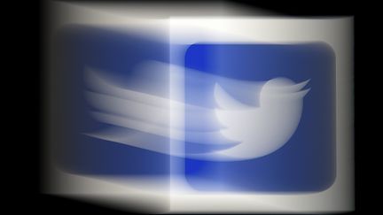 Le logo Twitter legèrement flouté.&nbsp; (OLIVIER DOULIERY / AFP)