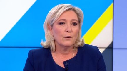 Marine Le Pen, présidente du Rassemblement National, était dimanche 17 mars l'invitée de Francis Letellier sur le plateau de "Dimanche en politique".