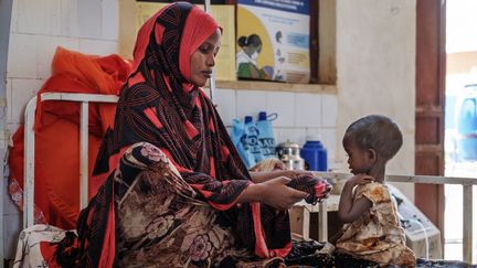 Rokiya Adan Mahad, 39 ans, a amené son enfant Samiya qui avait la diarrhée et vomissait depuis une semaine. Mais "nous sommes pris par la recherche de pâturages et d'eau pour le bétail", explique une autre femme, qui est venue aussi avec son enfant à l’hôpital sans prévenir son mari car "il ne m'aurait pas laissée, il y a tant à faire" dit-elle. &nbsp; &nbsp; (EDUARDO SOTERAS / AFP)