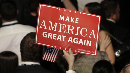 Une pancarte portant le slogan de campagne de Donald Trump, le 9 novembre 2016, à New York (Etats-Unis). (MIKE SEGAR / REUTERS)