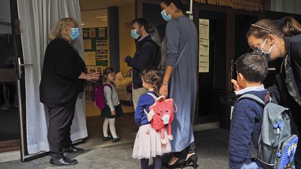 Des élèves de maternelle font leur rentrée dans une école du 15e arrondissement de Paris, le 1er septembre 2020. (XAVIER FRANCOLON/SIPA)