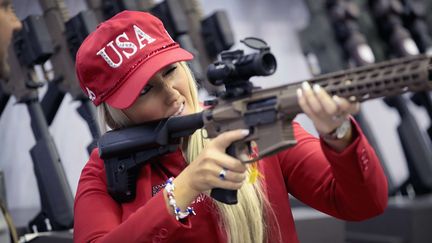 La mannequin&nbsp;Keleigh Glover&nbsp;tient un fusil&nbsp;lors de la convention&nbsp;annuelle de la NRA, le 27 avril 2019, à Indianapolis (Indiana). (SCOTT OLSON / GETTY IMAGES NORTH AMERICA)