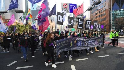 Des&nbsp;militantes féministes déguisées en sorcières manifestent à Séoul à l'occasion de la Journée de la femme, le 8 mars 2019. (JUNG YEON-JE / AFP)