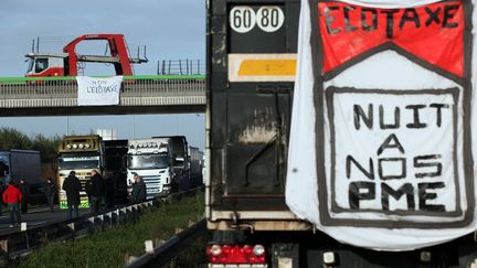 Un camion avec une banderole anti-&eacute;cotaxe, &agrave; Lille (Nord), le 2 d&eacute;cembre 2013. (THIERRY THOREL / CITIZENSIDE/AFP)