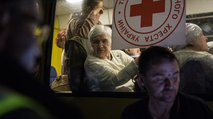 Un bus transportant des réfugiés de Marioupol arrive à Zaporijia (Ukraine), le 1er avril 2022, malgré l'annulation d'un convoi humanitaire organisé par la Croix-Rouge. (ANDREA CARRUBBA / ANADOLU AGENCY / AFP)