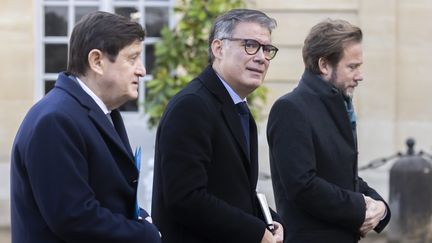 De gauche à droite, Patrick Kanner, sénateur du Nord et président du groupe socialiste au Sénat, Olivier Faure, Premier secrétaire du PS, et Boris Vallaud, député PS des Landes et président du groupe socialiste à l'Assemblée, le 19 décembre 2024 à Matignon. (VINCENT ISORE / MAXPPP)