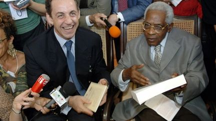 Nicolas Sarkozy et Aimé Césaire, le 10 mars 2006 à Fort-de-France (Martinique) (AFP/JACQUES WITT)