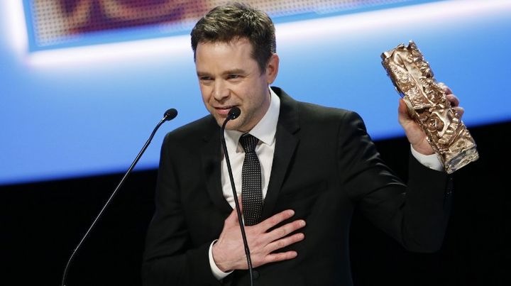 Guillaume de Tonquedec re&ccedil;oit le&nbsp;C&eacute;sar du meilleur second r&ocirc;le masculin, vendredi 22 f&eacute;vrier &agrave; Paris. (PATRICK KOVARIK / AFP)