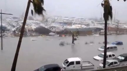 Des bâteaux et voitures après le passage de l'ouragan Irma, à Saint-Martin, le 6 septembre 2017. (SOCIAL MEDIA / X04130)