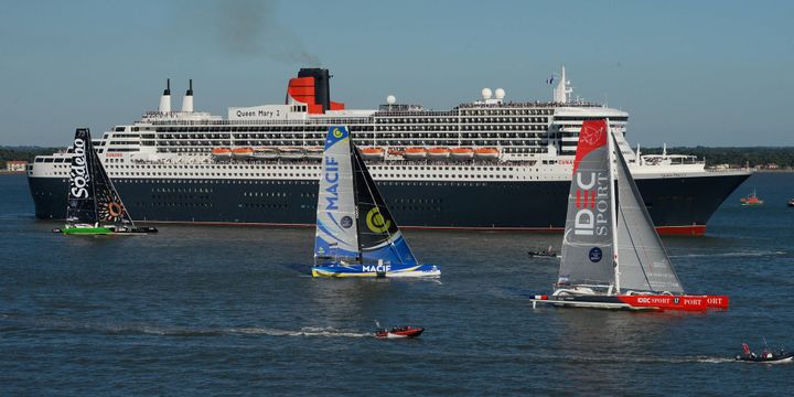 Le Queen Mary 2 entouré des trimarans qui participent à "The Bridge", Saint -Nazaire, le 24 juin 2017 
 (Franck Dubray / Ouest France / MAXPPP)