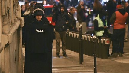 Un policier près des Champs-Élysées, le 20 avril 2017 à Paris. (FRANCK FIFE / AFP)