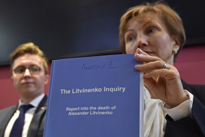 La veuve d'Alexandre Litvinenko, Marina, et leur fils Anatoly présentent une copie du rapport de la justice britannique sur l'assassinat de l'ancien espion russe, le 21 janvier 2016 à Londres. (TOBY MELVILLE / REUTERS)