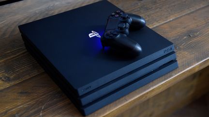 Une console PS4, lors d'une presentation à Berlin, le 8 novembre 2016.&nbsp; (RAINER JENSEN / AFP)