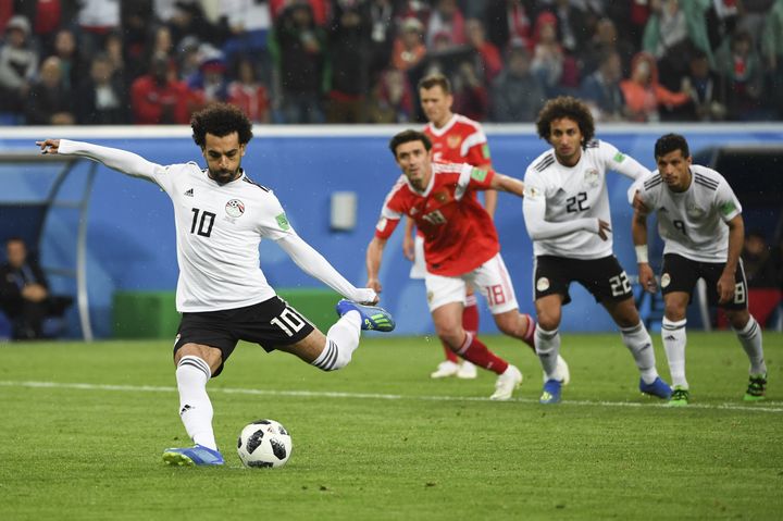 L'Egyptien Mohamed Salah inscrit un penalty contre la Russie en match de poules du Mondial, le 19 juin à Saint-Pétersbourg (Russie). (PAUL ELLIS / AFP)