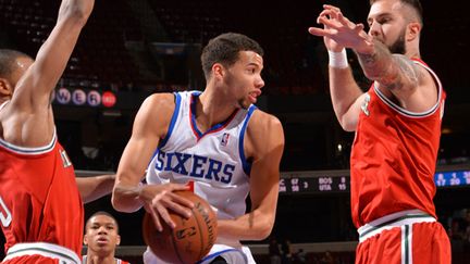 Le meneur des Sixers Michael Carter-Williams attaque la défense des Bucks (JESSE D. GARRABRANT / NBAE / GETTY IMAGES)