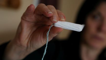 Un tampon hygiénique dans la main d'une femme. (JULIO PELAEZ / MAXPPP)