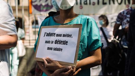 Une participante à une manifestation de soignants de l'hôpital Tenon à Paris le 20 mai 2020. (PHILIPPE LABROSSE / HANS LUCAS)