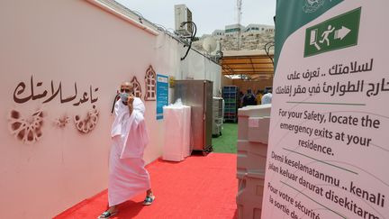 Un pèlerin dans le camp de Mina (Arabie saoudite) située près de la Mecque, le 18 juillet 2021. (FAYEZ NURELDINE / AFP)