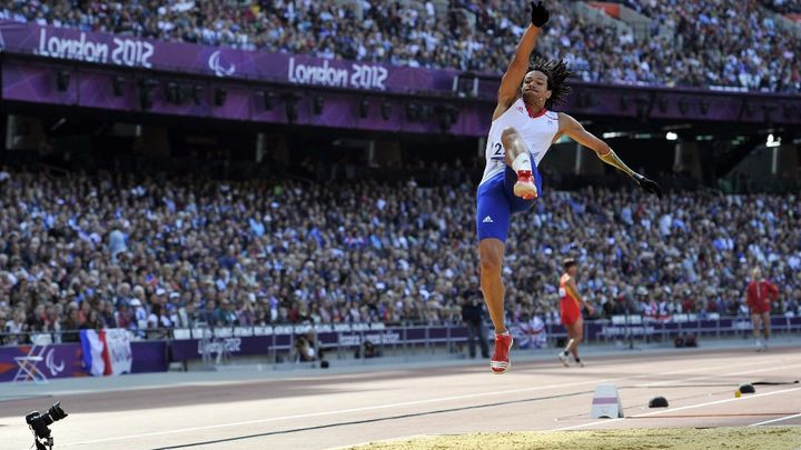 Arnaud Assoumani, double médaillé d’argent au triple saut et en longueur aux Jeux Paralympiques de Londres, en septembre 2012, et en 2011, champion du monde handisport en longueur et record du monde (7,91 m), médaillé de bronze au 100m. (GLYN KIRK / AFP)