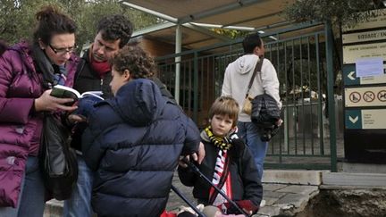 Des touristes devant l&#039;Acropole fermée pour cause de grève (31/12/2011)
 (Louisa Gouliamaki / AFP)