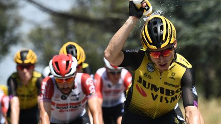 Le Néerlandais Steven Kruijswijk se rafraîchit lors de la seizième étape&nbsp;du Tour de France, à Nîmes (Gard), le 23 juillet 2019. (ANNE-CHRISTINE POUJOULAT/AFP)