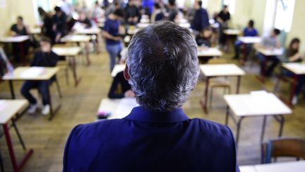 Un enseignant dans une salle d'examen à Paris, le 17 juin 2015. (MARTIN BUREAU / AFP)