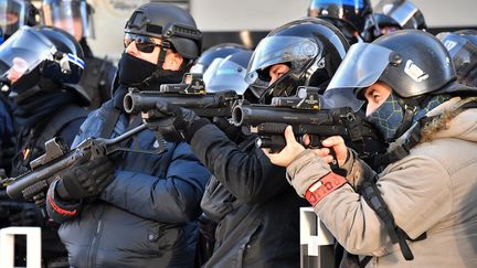 Des policiers armés de LBD 40 lors de la journée de mobilisation des "gilets jaunes" à Nîmes (Gard), le 12 janvier 2019. (PASCAL GUYOT / AFP)