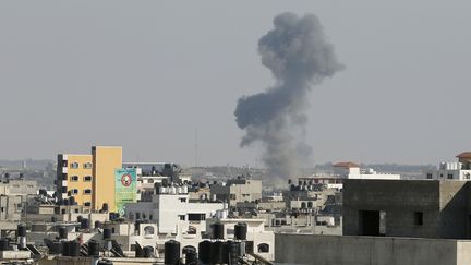 Une roquette tir&eacute;e d'Isra&euml;l frappe la ville de Gaza, le 19 ao&ucirc;t 2014, pendant l'op&eacute;ration Bordure protectrice.&nbsp; (SUHAIB SALEM / REUTERS)